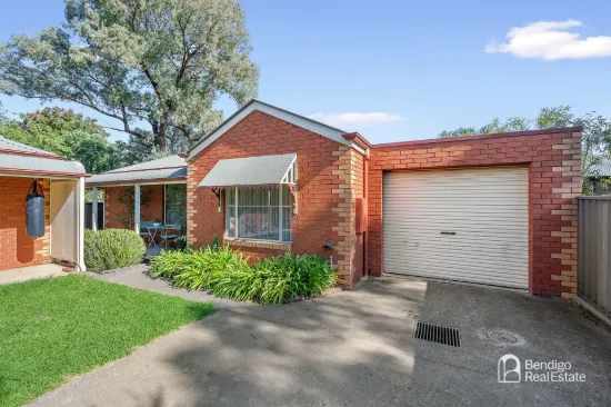 PEACEFUL AND PRIVATE LIVING, STEPS FROM THE CITY