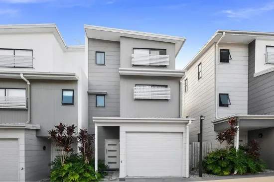 CONTEMPORARY LIVING IN A PARKSIDE COMPLEX