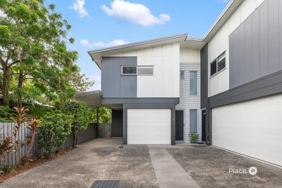 Beautiful Spacious Town Home Overlooking the Kedron Brook