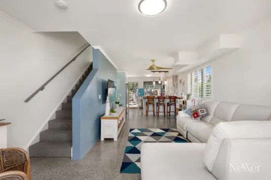 Light, Lifestyle, Views: 250m to the Sand!