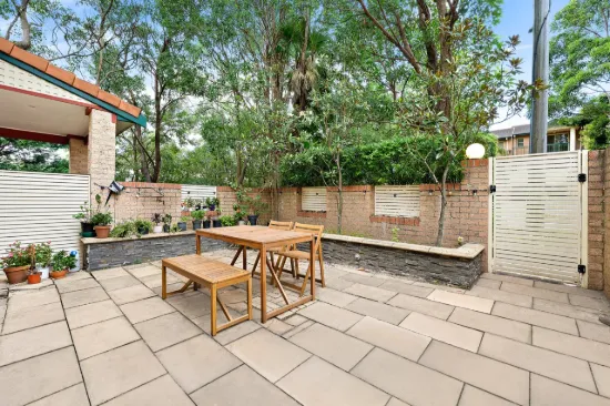 Light-Filled Modern Townhouse, Superb Family Living
