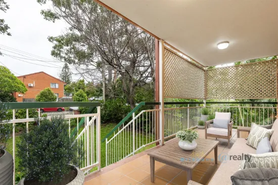 CHARMING and SPACIOUS GARDEN APARTMENT - VACANT NOW!