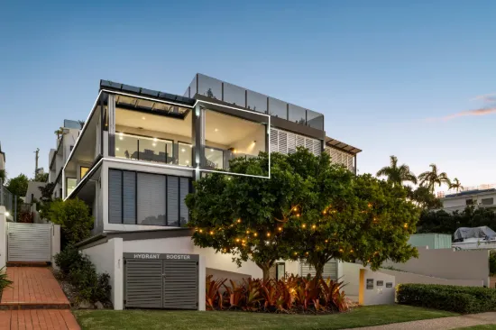 North Facing, House Sized Apartment with Ocean Views and 3 Carparks