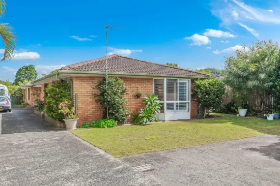 IMMACULATELY PRESENTED GARDEN VILLA IN HIGHLY CONVENIENT LOCATION