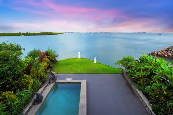 Absolute Waterfront & Fully Renovated