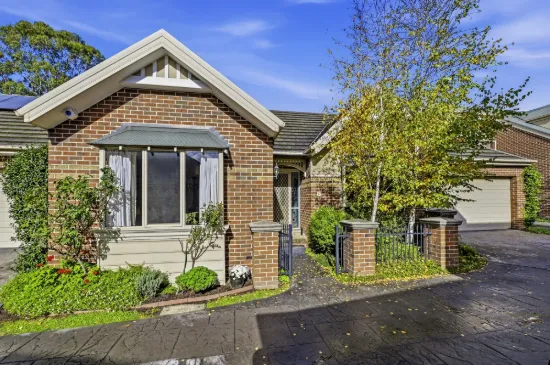 Single level brilliance with parklands and shopping steps away!