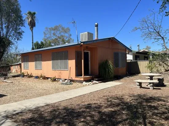 Walking distance to Lightning Ridge CBD