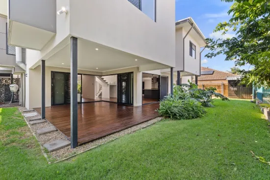 ULTRA CONTEMPORARY DESIGN WITH SURPRISE TRIPLE GARAGE !!