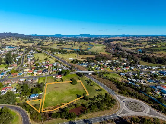 2+ ACRES, CENTRE OF TOWN