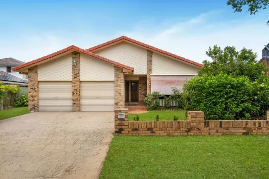 Tranquil Family Living in a Sought-After Cul-de-Sac