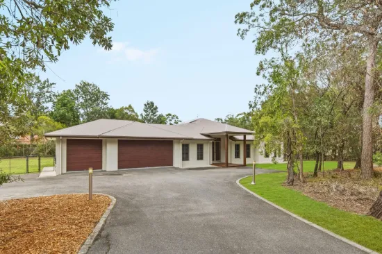 42sq Executive Acreage & 6 Car Garage!