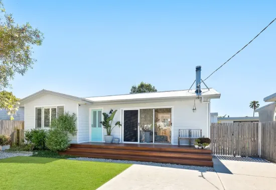 FULLY RENOVATED BEACH HOUSE IN PRIME TOMAKIN POSITION