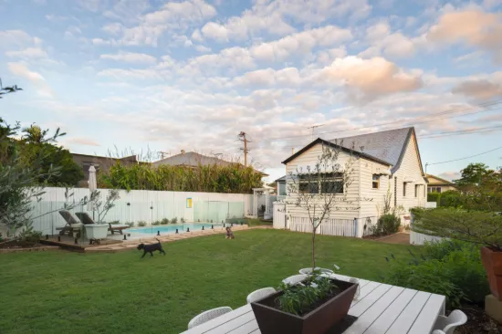 Historic 'Robinson Farmhouse' Circa 1882 - Character, Pool & Parkland on 647m²