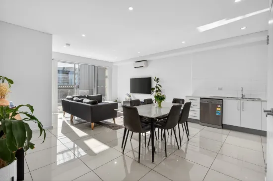 Modern top floor 2 bed apartment, oversized layout