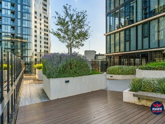 Level 8 Living in Dusk, Walk to Westfield,  Lake & Dining  6-Star EER