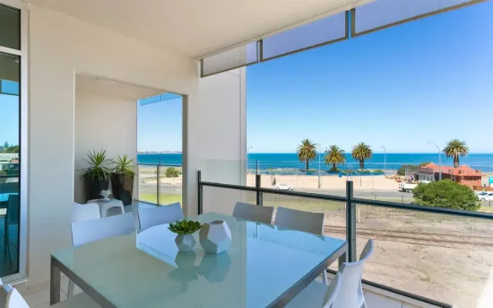 Prime Corner Apartment with Panoramic Sea Views