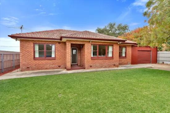 Rural Convenient Living on Robinson Road!
