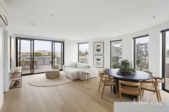 Extra-large living & expansive entertaining with views