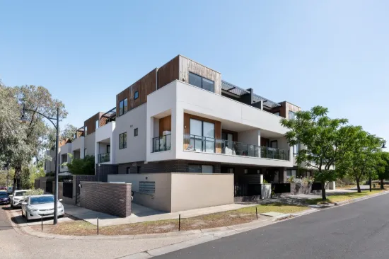 Effortless Elegance with Lakeside Lifestyle Appeal
