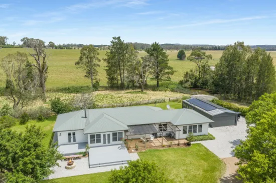 Settle into your classic Highlands hideaway, rural yet close to Bowral