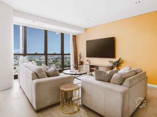 SIP, SUN & SKYLINE AT INFINITY ONE, STYLISHLY RENOVATED WITH RIVER VIEWS