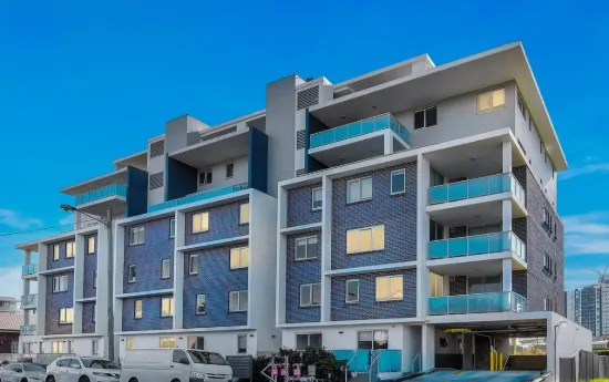 Spacious 2-Bedroom Apartment  Walk to Station