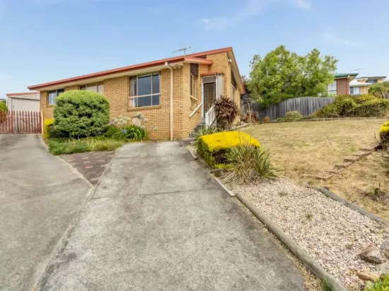 Charming Home with Sweeping Derwent Views