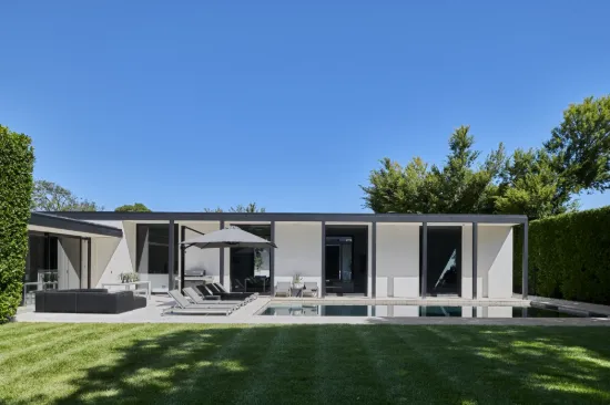An Iconic Modernist Masterpiece on Prized Brighton Land