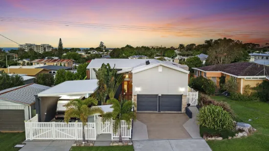 Stunning Coastal Entertainer in a Prime Location