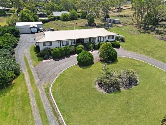 Now meet this sprawling Country Homestead on 3.49 Acres IN-TOWN just 5.7km to Clifford Gardens.