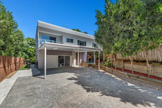 FANTASTIC VALUE ... VERY PRIVATE ... PERFECTLY PRESENTED ... MOVE STRAIGHT IN !!!