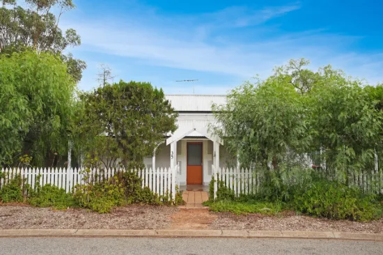 Charming Cottage Living On Craig Street!