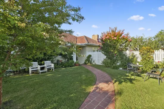 Beautiful country style home and garden in the heart of town!