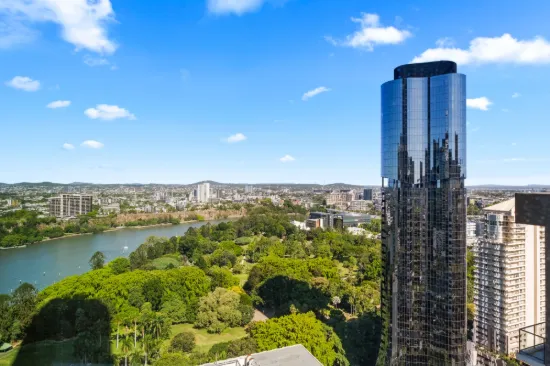 Spacious Inner City Living with Stunning City and Garden Views