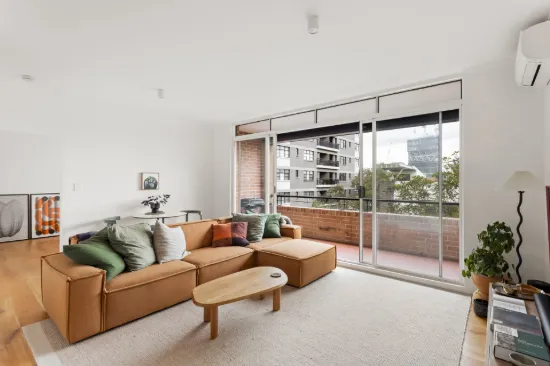 Fully renovated apartment with city views in premium complex