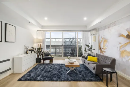 The Boulevarde – Space and modern flair with the lake and beach steps away