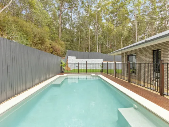 Tranquil Modern Living Surrounded by Nature
