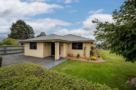 Stylish Tailored Home in Taylor Street!