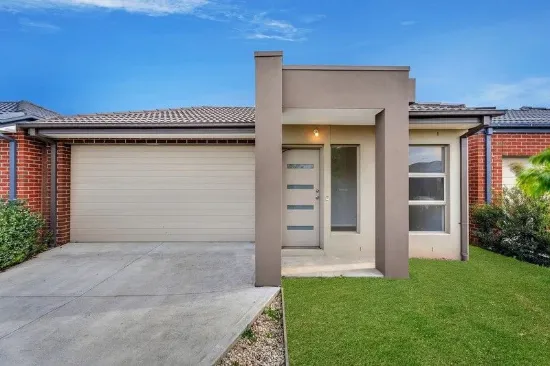 Modern 4-Bedroom Home with Study/Second Living Area for Sale in Avenue Estate, Cranbourne North
