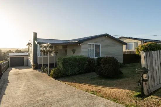 IMMACULATE HOME WITH HUGE SHED + ENTERTAINING DECK WITH SEA VIEWS