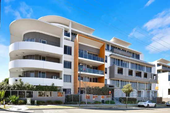 Renovated 2-Bedroom Ground Floor Apartment with Courtyard & Resort-Style Amenities