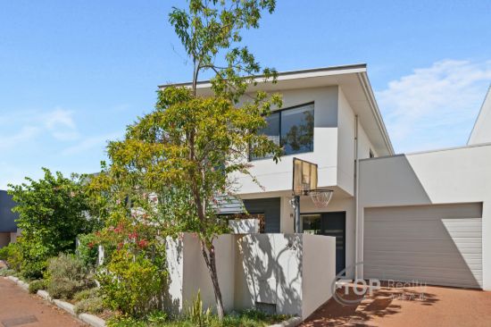 EASY CARE TOWNHOUSE IN RHSZ!