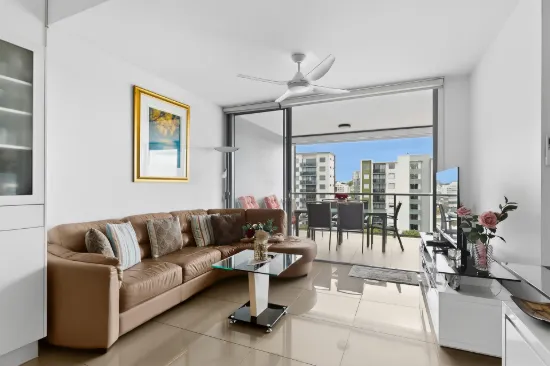 REFINED AND EXPANSIVE TWO-LEVEL PENTHOUSE LIVING