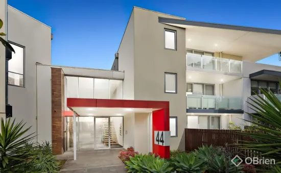 Stylish Apartment with an Oversized Balcony, Moments from Highpoint & the CBD.
