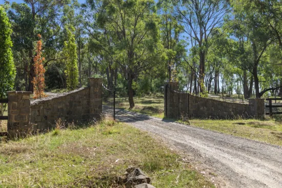 Private Bluestone Country Lauriston Retreat on 16 Hectares – Horse Infrastructure, Seclusion & Privacy!
