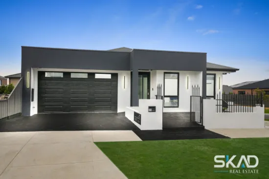 Beautiful Home With Two Ensuites!!
