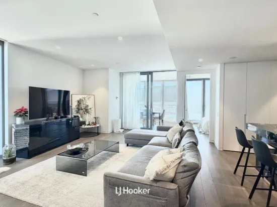 Elevated Waterfront Living at One Sydney Harbour