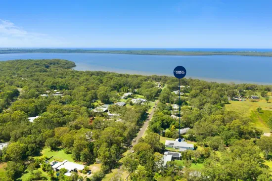 Coastal Style, Acreage Living, Moments from Lake Weyba