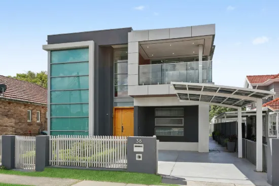 Spacious Beachside Family Living with Granny Flat