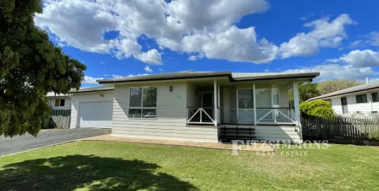 NORTH DALBY GEM - A MINUTE'S WALK TO THE CATHOLIC SCHOOL
